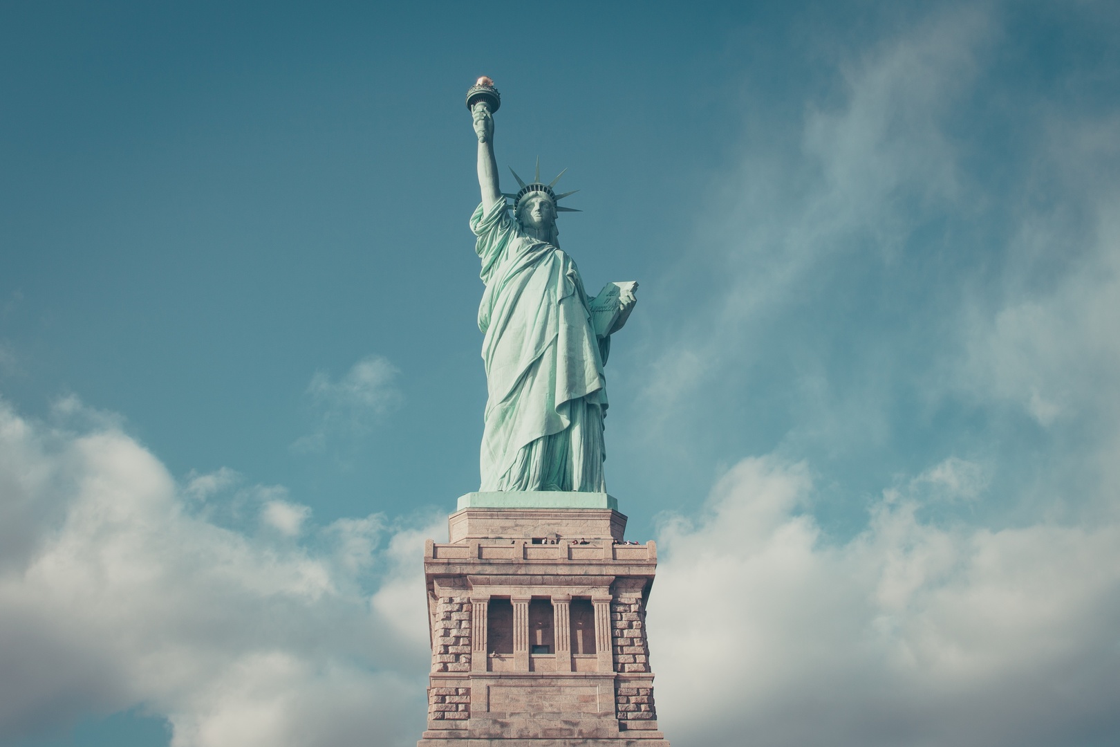 New York: Where Dreams Come to Life cloud sky new york monument statue statue of liberty 12015 pxhere.com 1